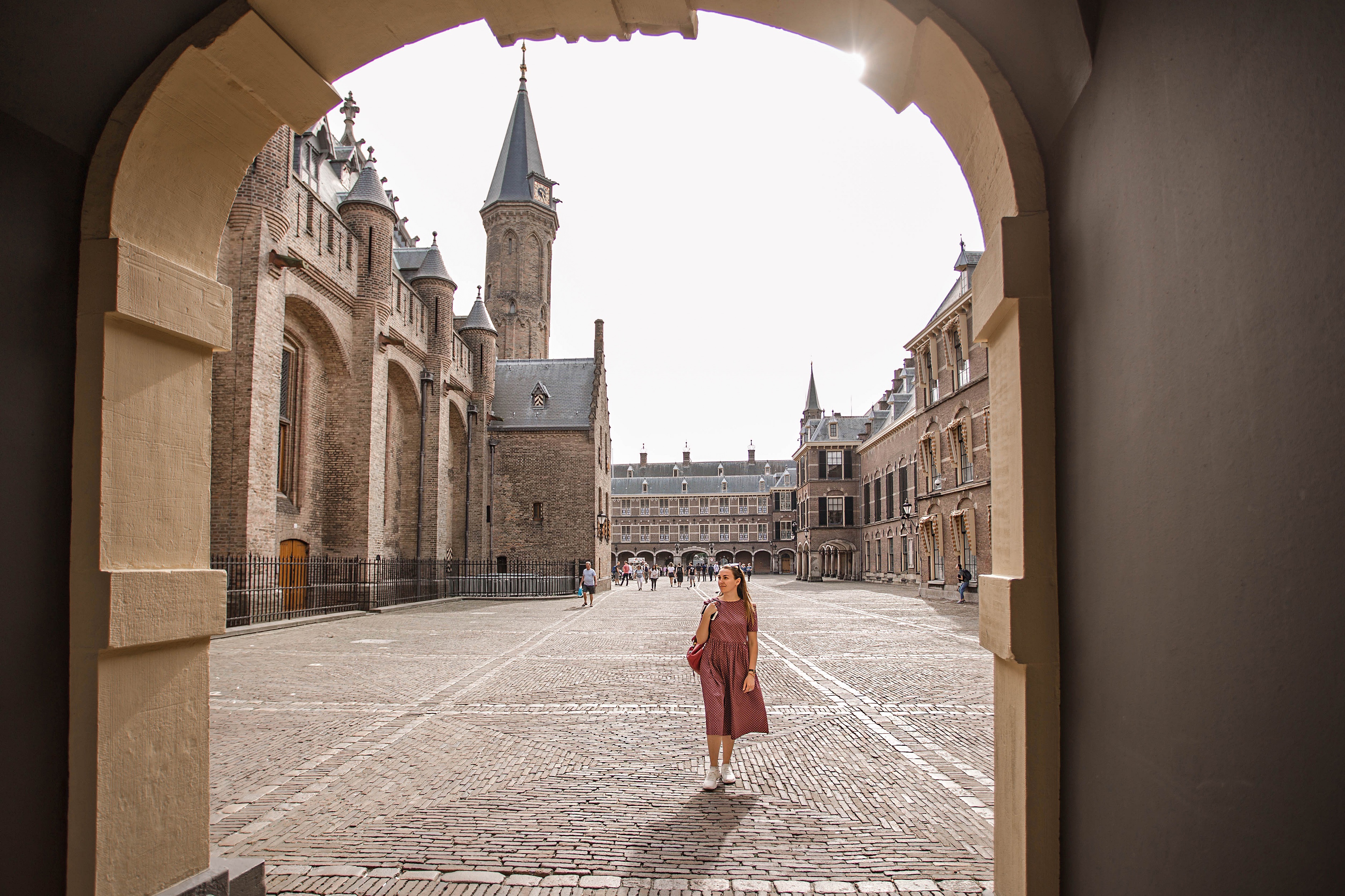 Vrouw loop over het binnenhof