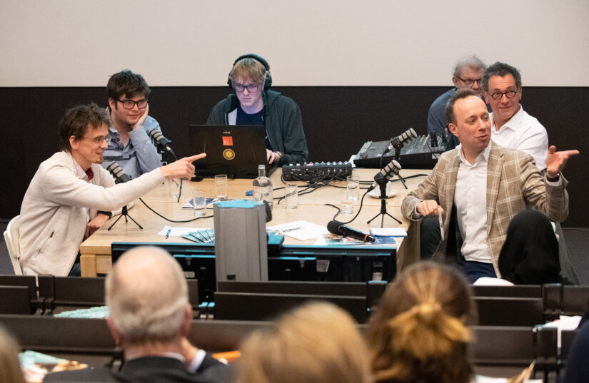 Impressie van opname podcast tijdens discussie aan de mobiele discussietafel