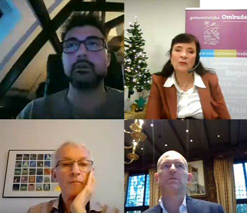 Screenshot waarin presentator Özcan Akyol in gesprek is met Anne Mieke Zwaneveld, Pierre Heijnen en Zeger van der Wal