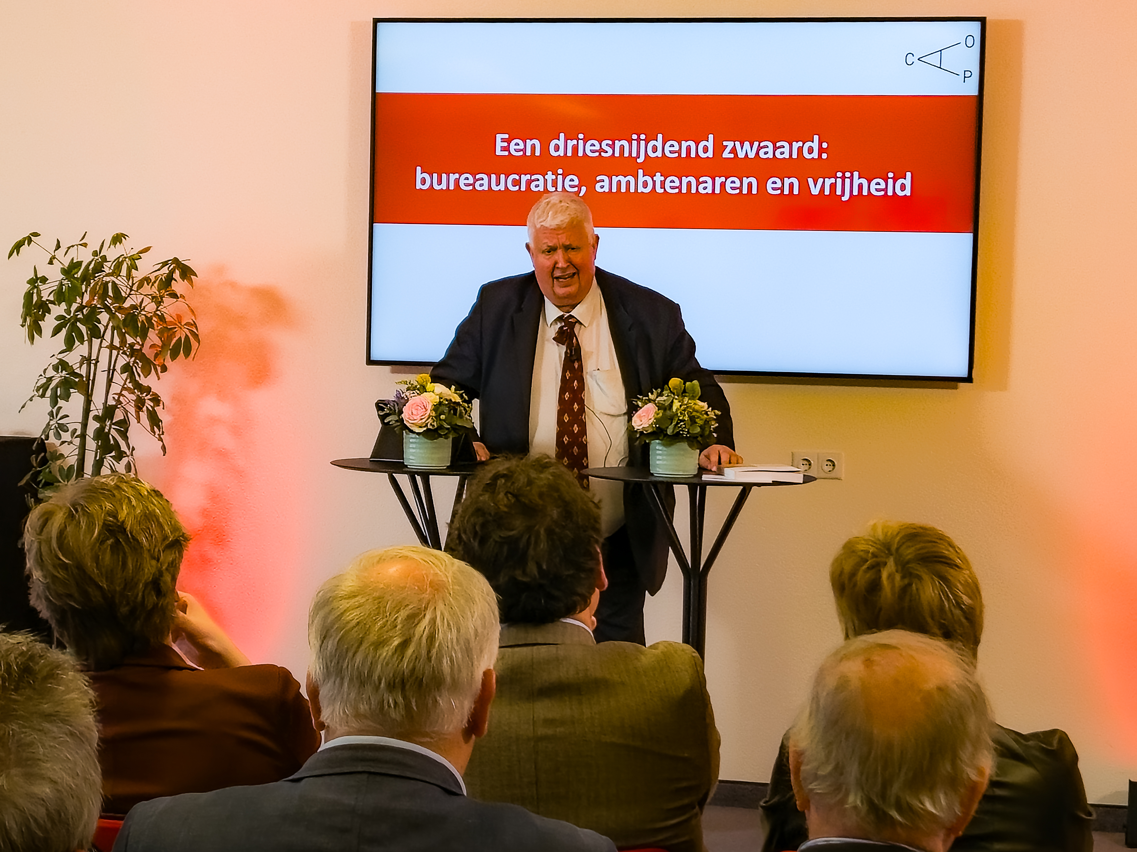 Bijzonder hoogleraar Frits van der Meer tijdens de slotwebinar ‘Een driesnijdend zwaard: bureaucratie, ambtenaren en vrijheid’ die het sluiten van de leerstoel ‘Comparative public Service and Civil Service Reform’ markeert.