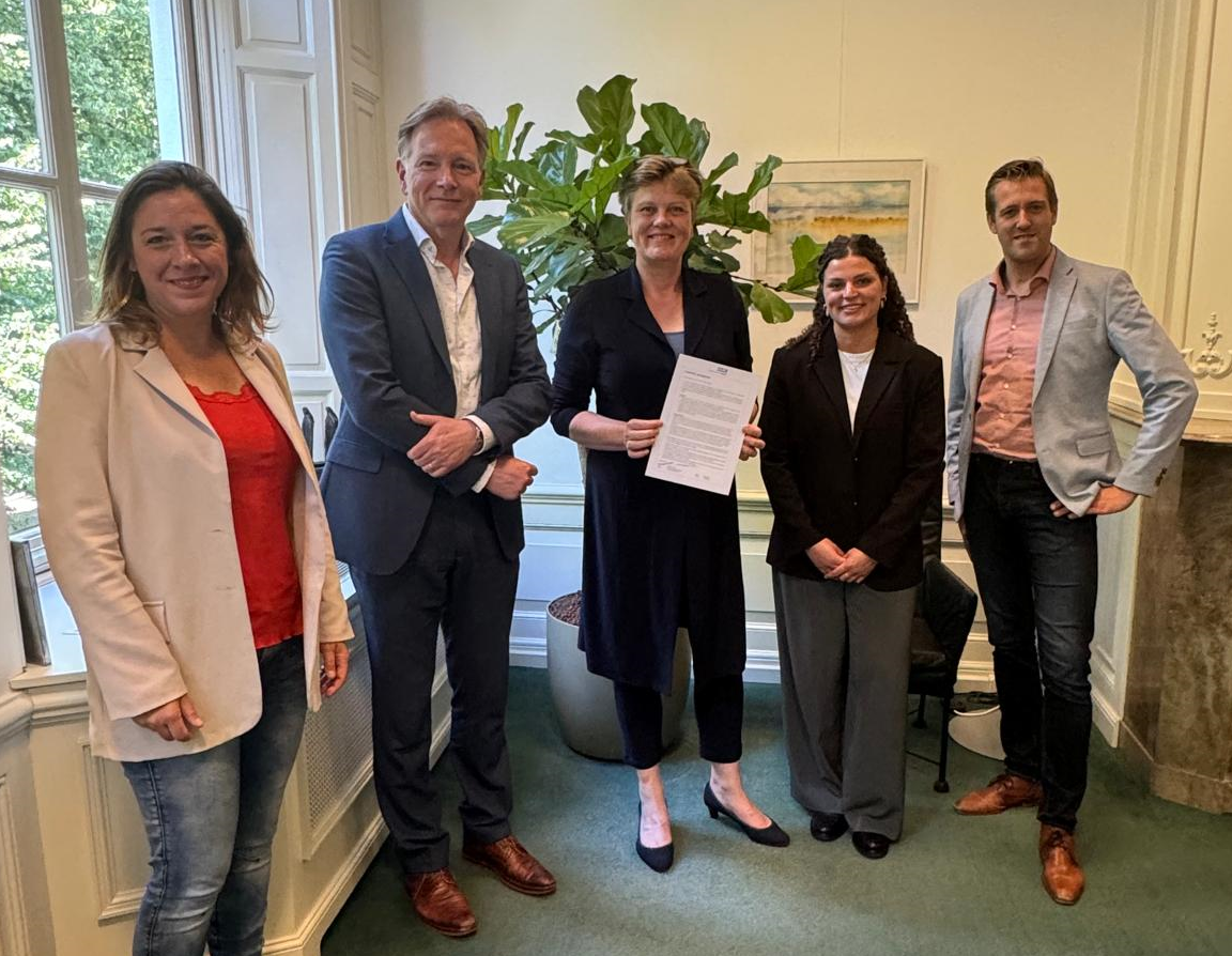 Op de foto zijn de volgende mensen te zien: Lise-Lotte Geutjes, Wim Poort, Marjolijn Olde Monnikhof, Reinier van Bemmel (allen medewerkers van Stichting CAOP) en een medewerkers van de SER.