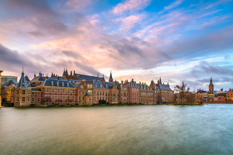 Hofvijver en Binnenhof met een mooie gekleurde lucht met wolken.