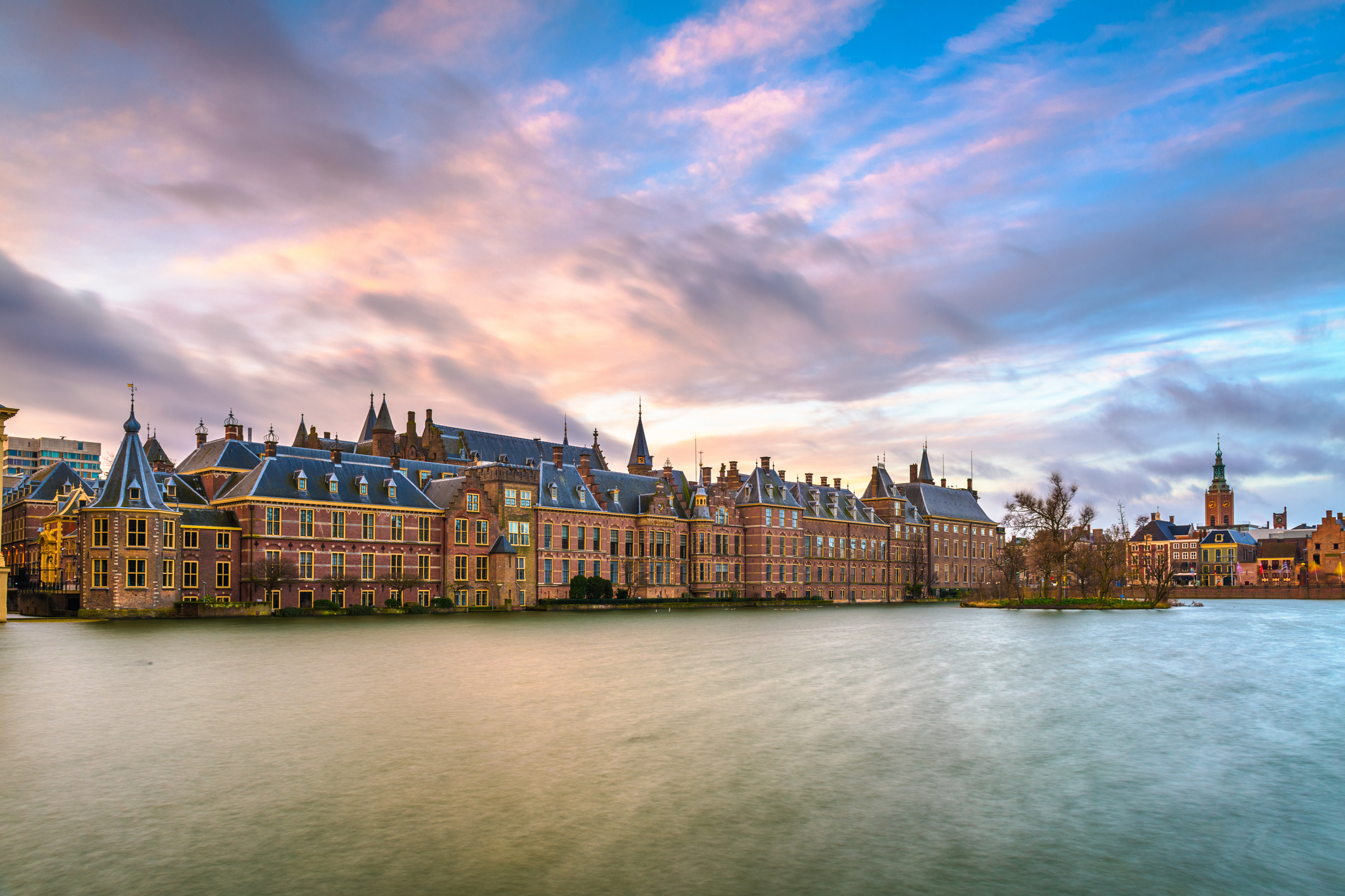 Hofvijver en Binnenhof met een mooie gekleurde lucht met wolken.