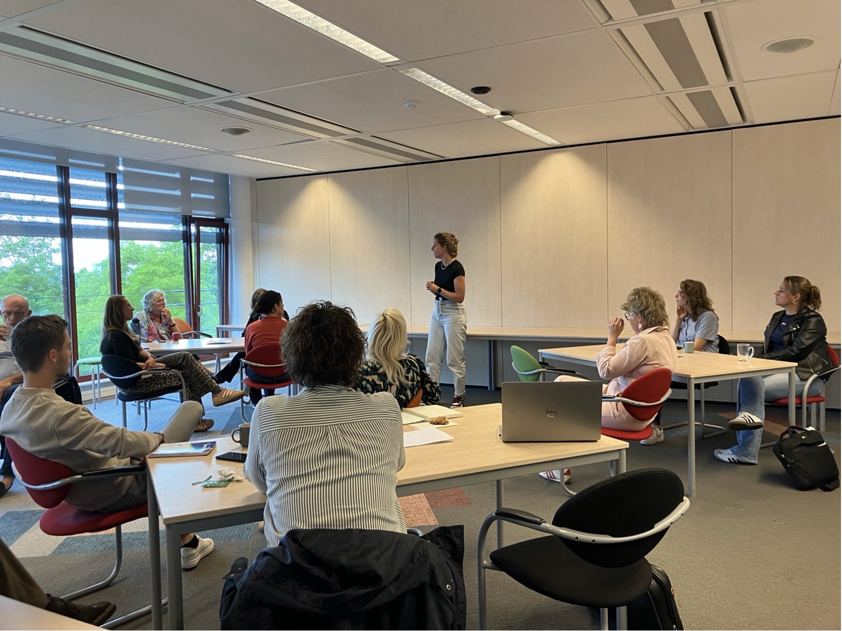 Professionals van betrokken organisaties testen de eerste versie van de gesprekstool